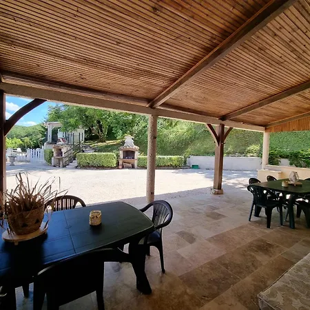 Domaine Privé Du Treil Piscine Et Privés De 2 à 20 Pers Hébergement de vacances *